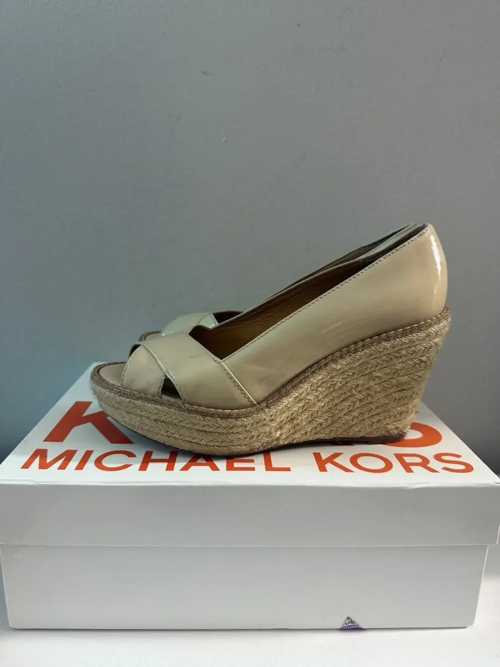 MICHAEL MICHAEL KORS $185 NUDE PATENT LEATHER WEDGE PEEPTOE HEELS SZ 7M